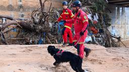 Untuk mengevakuasi warga yang terdampak banjir, tim penyelamat juga mengerahkan helikopter, drone, hingga anjing pelacak. (JOSE JORDAN/AFP)