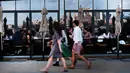 Orang-orang menikmati makanan di restoran selama musim semi yang hangat di tepi air di Manhattan di New York City (8/4). Sebagian besar Pantai Timur mengharapkan suhu hangat terus sepanjang minggu. (Spencer Platt/Getty Images/AFP)