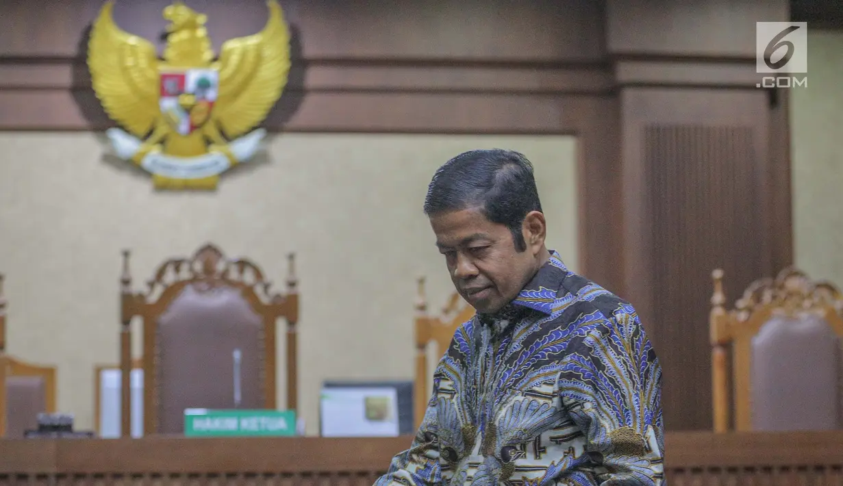 Terdakwa kasus dugaan suap proyek PLTU Riau-1 Idrus Marham seusai menjalani sidang putusan di Pengadilan Tipikor Jakarta, Selasa (23/4/2019). Mantan Sekjen Partai Golkar Idrus Marham mendapat vonis tiga tahun penjara dan denda Rp 150 juta subsidier dua bulan kurungan. (Liputan6.com/Faizal Fanani)
