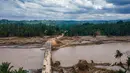 Jembatan ini dirancang untuk perakitan cepat di lokasi yang membutuhkan penyeberangan darurat. Tampak foto udara menunjukkan jembatan yang baru dibangun yang menghubungkan Aceh dan Provinsi Sumatera Utara setelah hancur akibat banjir bandang di Sungai Peusangan, Distrik Bireuen, Provinsi Aceh, pada Selasa 9 Desember 2025. (CHAIDEER MAHYUDDIN/AFP)
