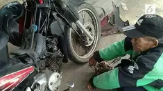 Motor tua Pak Ojo yang mogok diperbaiki dengan suku cadang asli.