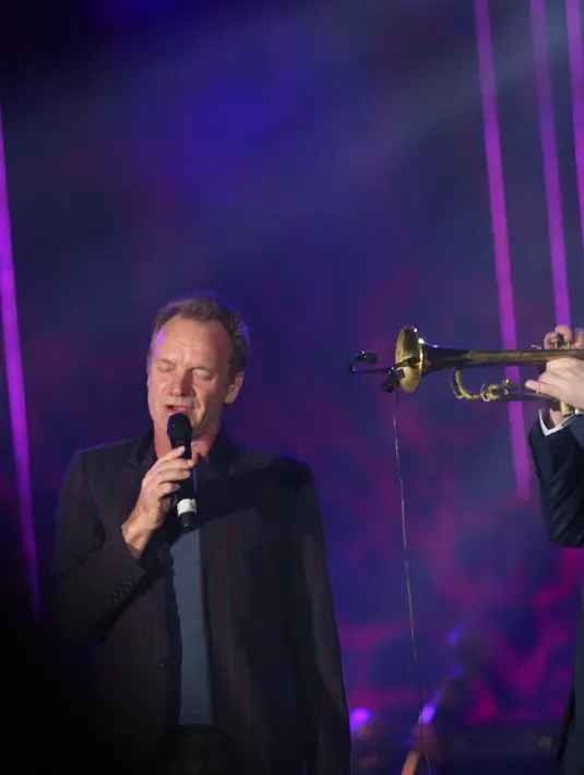 Pekikan terompet yang dialunkan oleh Chriss Botti menghipnotis ribuan penonton yang hadir pada konser tersebut. (Andy Masela/Bintang.com)