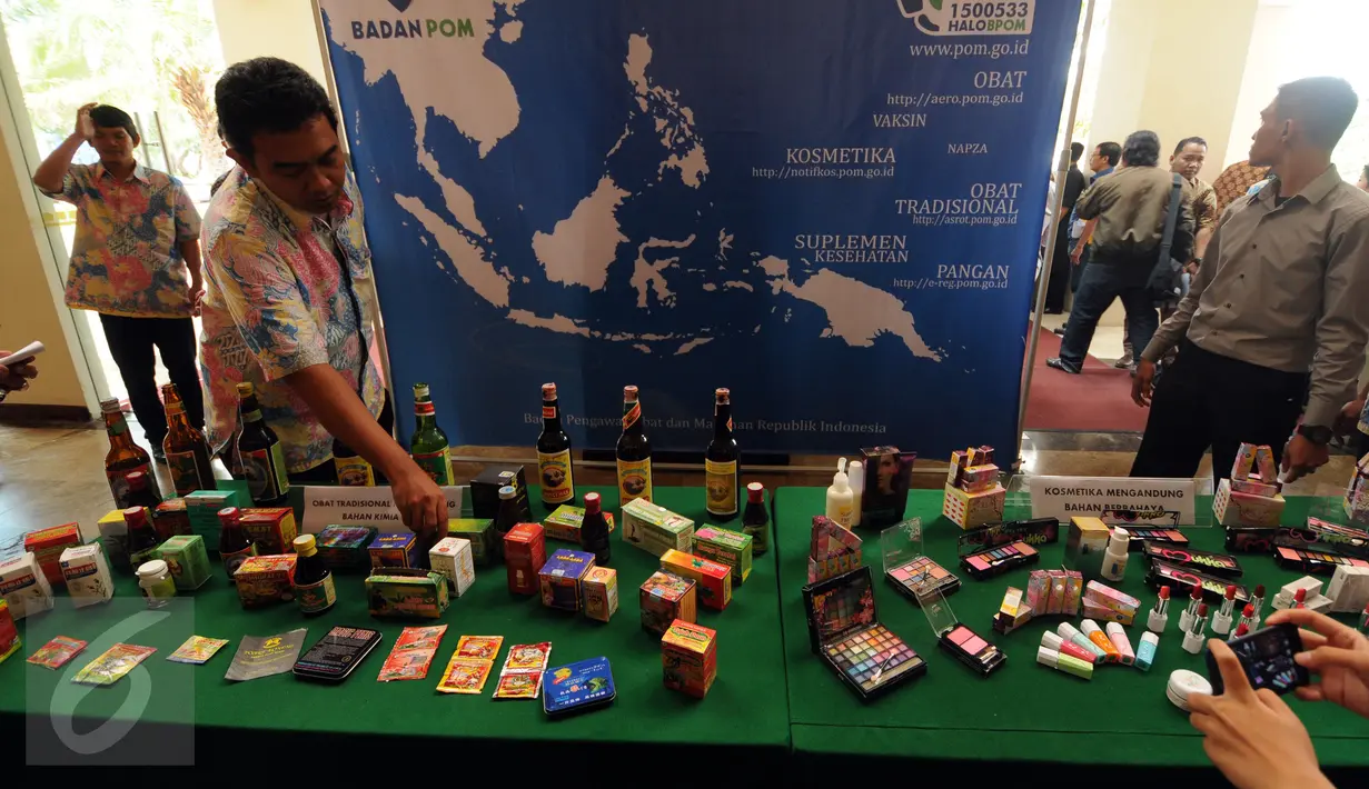 BPOM mengeluarkan peringatan penemuan 54 jenis obat tradisional mengandung bahan kimia serta 30 jenis kosmetika berbahaya di Jakarta, Senin (30/11/2015). Peringatan disampaikan Kepala BPOM, Roy Alexander Sparringa. (Liputan6.com/Helmi Fithriansyah)