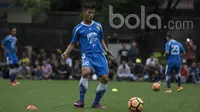 Bek muda Persib Bandung, Henhen Herdiana, berusaha mengontrol bola saat latihan. Rencananya Maung Bandung akan kembali melakoni uji coba melawan Barito Putera. (Bola.com/Vitalis Yogi Trisna)