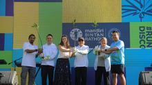 Seremoni penanaman pohon mangrove bersama Direktur Corporate Banking Mochamad Rizaldi, Vice President Director Bintan Resort Cakrawala Frans Gunara, beserta jajaran manajemen, serta perwakilan peserta dan komunitas pelari di kawasan Lagoi Bay, Bintan, Sabtu (8/11/2025).