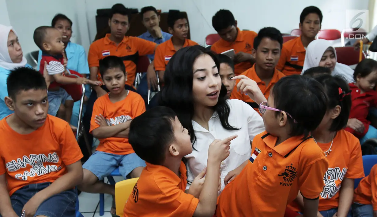 Aktris Nikita Willy bersama anak-anak terlantar di Yasasan Sayap Ibu di kawasan Barito, Jakarta, Kamis (29/6). Nikita Willy merayakan ulang tahunnya yang ke 23 tahun bersama 35 anak Yayasan Sayap ibu dari balita hingga SMP. (Liputan6.com/Herman Zakharia)