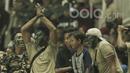Sejumlah Suporter PS TNI yang mayoritas Tentara menyaksikan langsung laga PS TNI kontra PSM Makassar pada laga Liga 1 Indonesia di Stadion Pakansari, Bogor (15/05/2017). PS TNI menang 2-1. (Bola.com/M Iqbal Ichsan)