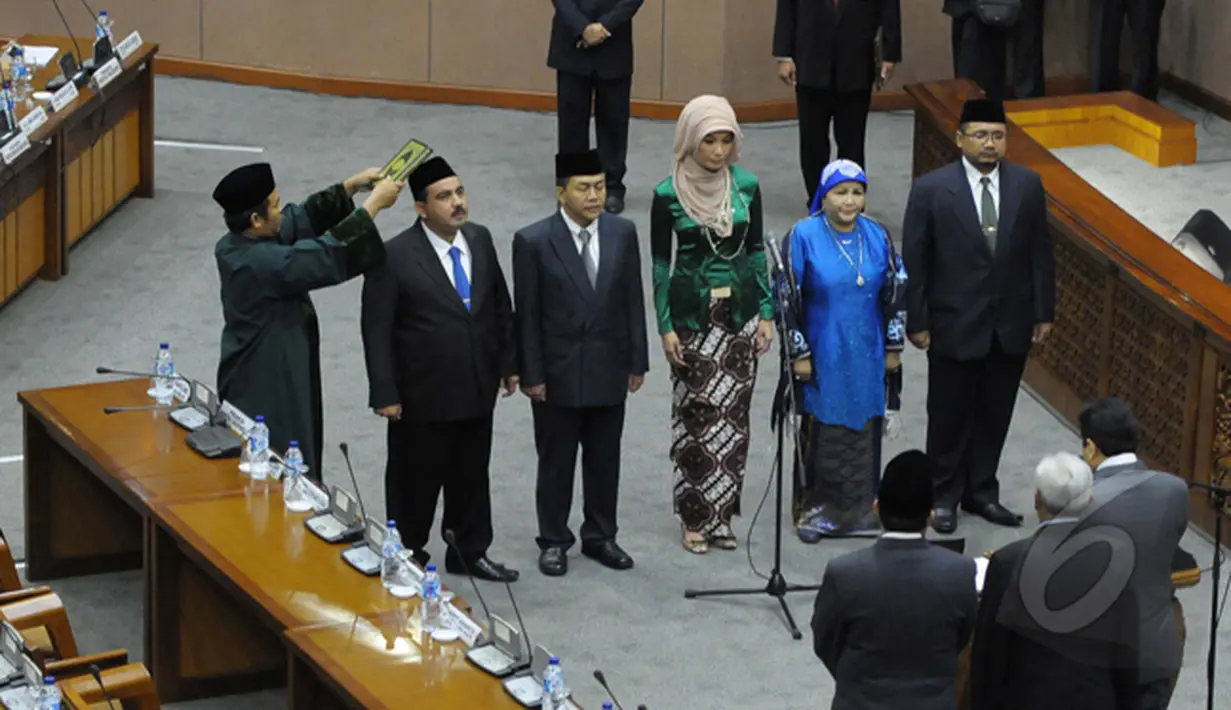 Ketua DPR RI, Setya Novanto melantik sejumlah anggota DPR RI sebagai anggota DPR RI pergantian antar waktu (PAW) saat Sidang Paripurna, Jakarta, Selasa (27/01/2015). (Liputan6.com/Andrian M Tunay) 