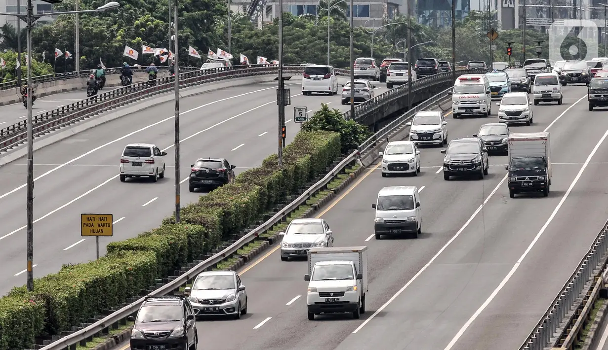 Kondisi lalu lintas di Tol Dalam Kota, Jakarta, Kamis (24/2/2022). Kenaikan tarif Tol Dalam Kota sesuai Keputusan Menteri PUPR No. 74/KPTS/M/2022 tanggal 31 Januari 2022. (merdeka.com/Iqbal S. Nugroho)