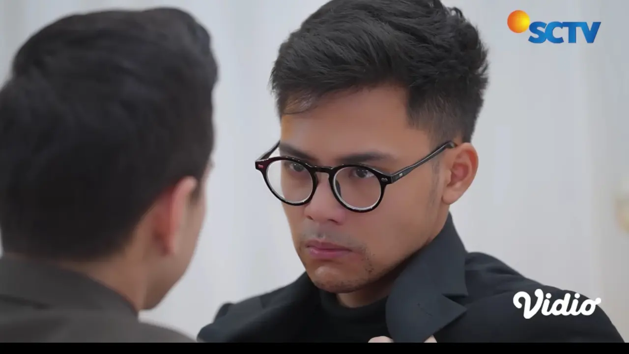 Tangkapan layar YouTube SCTV pada sinetron Ketika Cinta Memanggilmu dalam episode 71 saat penyamaran Galang terbongkar. (Foto: Liputan6.com/Rahmadina Sundari)