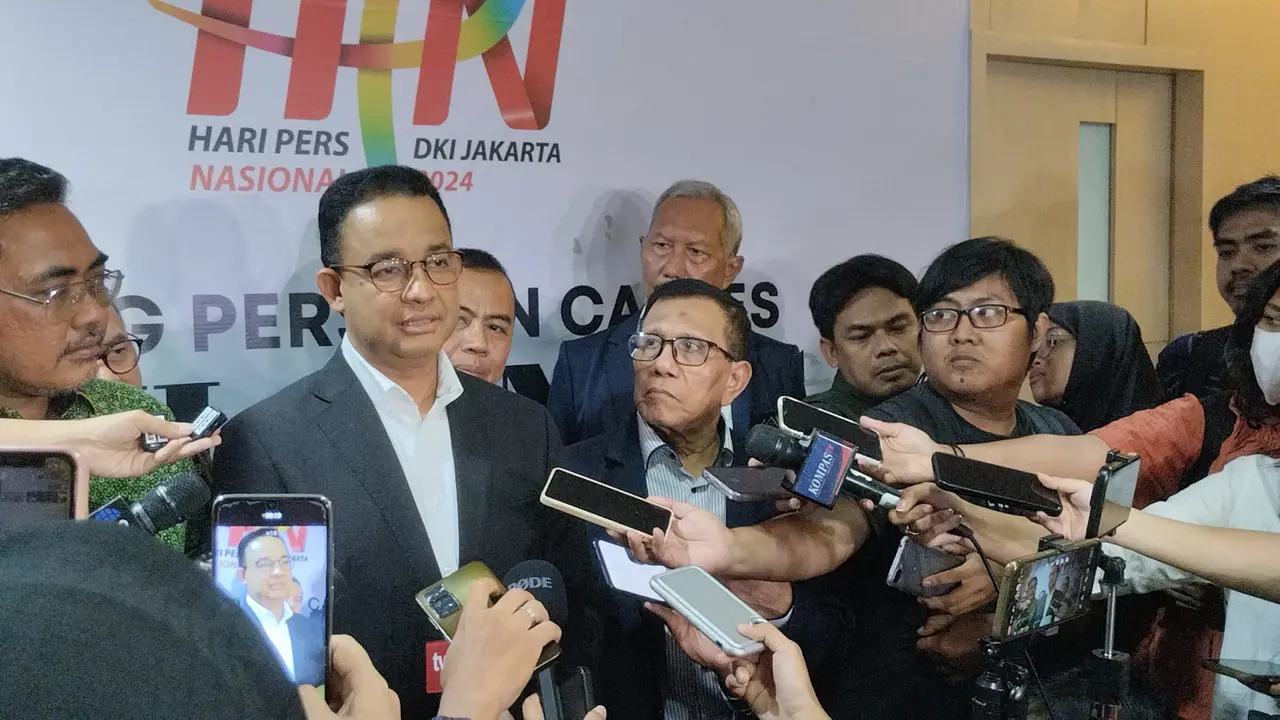Calon presiden nomor urut 1 Anies Baswedan usai menghadiri 'Dialog Pers dan Capres dengan Persatuan Wartawan Indonesia (PWI)' di Gedung Dewan Pers, Jakarta Pusat, Jumat (1/12/2023). (Liputan6.com/Winda Nelfira)