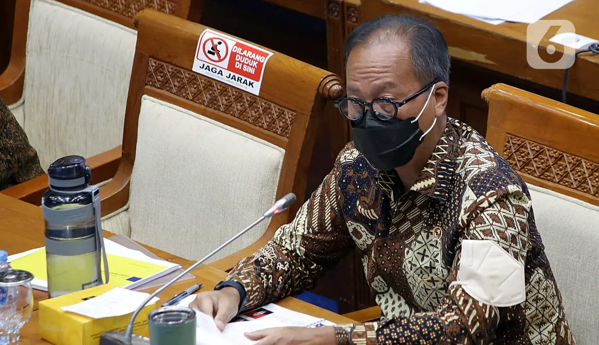 Menteri Perindustrian Agus Gumiwang Kartasasmita menyampaikan paparannya saat rapat kerja dengan Komisi VII DPR di Kompleks Parlemen, Senayan, Jakarta, Rabu (2/2/2022). Rapat membahas program Kemenperin tahun 2022 serta evaluasi kinerja Kemenperin tahun 2021. (Liputan6.com/Angga Yuniar)