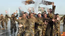 Citizen6, Lebanon: Seluruh prajurit yang naik pangkat mengikuti tradisi kenaikan pangkat “Pesta Air”. (Pengirim: Badarudin Bakri Badar)