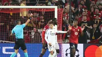 Bek Lille asal Prancis Bafode Diakite (kanan) mendapat kartu kuning selama pertandingan sepak bola Liga Champions UEFA antara Lille LOSC dan Real Madrid di Stadion Pierre Mauroy di Villeneuve-d'Ascq, Prancis utara, pada 2 Oktober 2024.Sameer Al-Doumy / AFP