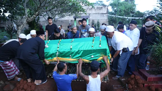 [Bintang] Pemakaman Anak Komeng