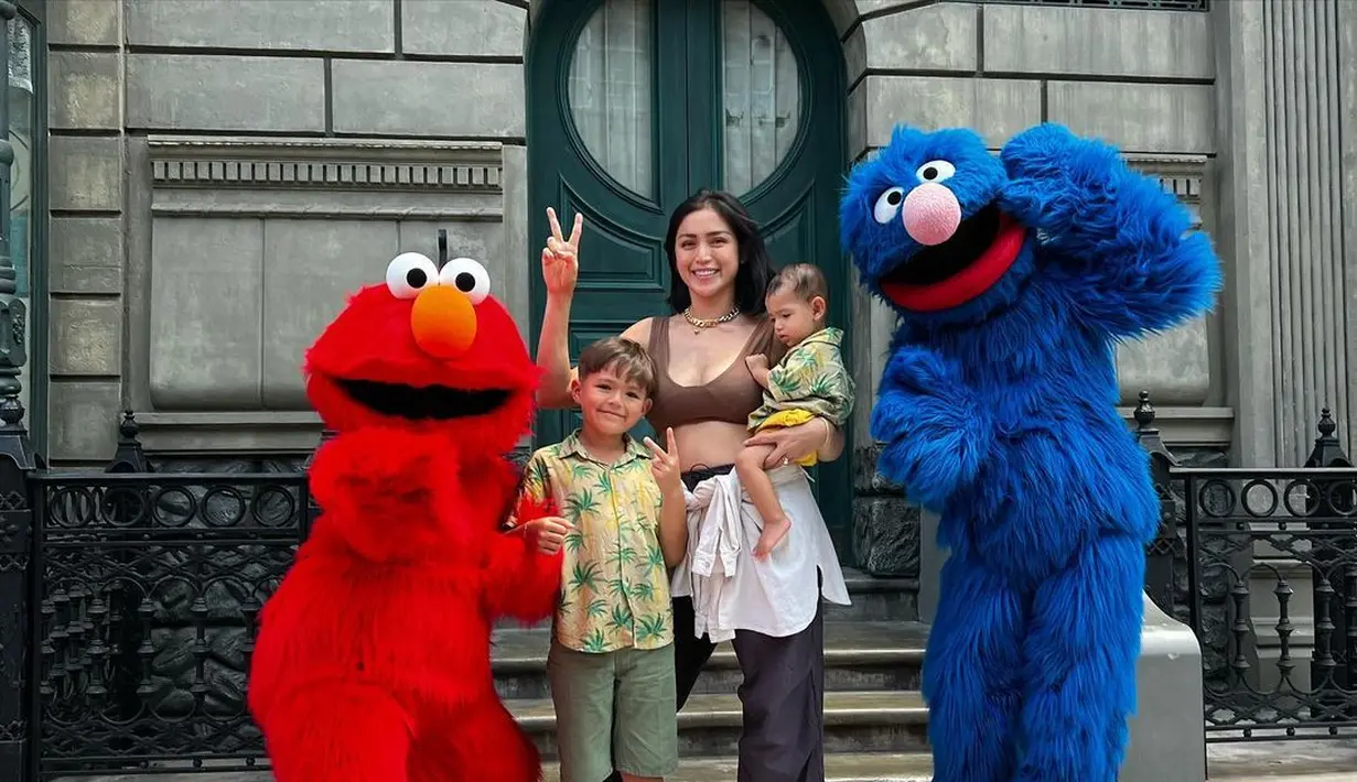 Ibu 2 anak ini selalu tampil kece dan seksi dengan padu padan outfit yang seru. @inijedar.