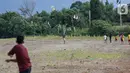 Anak-anak menerbangkan layangan koang di lahan kosong Kampung Sawah, Ciputat, Tangerang Selatan, Selasa (2/6/2020). Beraneka model layangan koang yang terbuat dari bambu dan mengeluarkan bunyi diterbangakn setiap sore sebagai hiburan selama pandemi Covid-19. (Liputan6.com/Fery Pradolo)