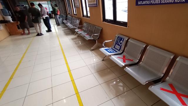 Potret Social Distancing Saat Membuat Sim Di Banten Regional Liputan6 Com