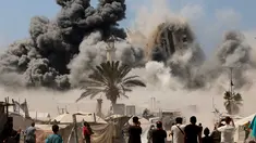 Asap membubung saat serangan Israel terhadap Menara Mushtaha di Kota Gaza pada 5 September 2025. (Omar AL-QATTAA/AFP)