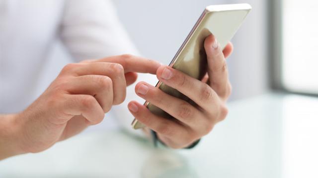 Ilustrasi main media sosial