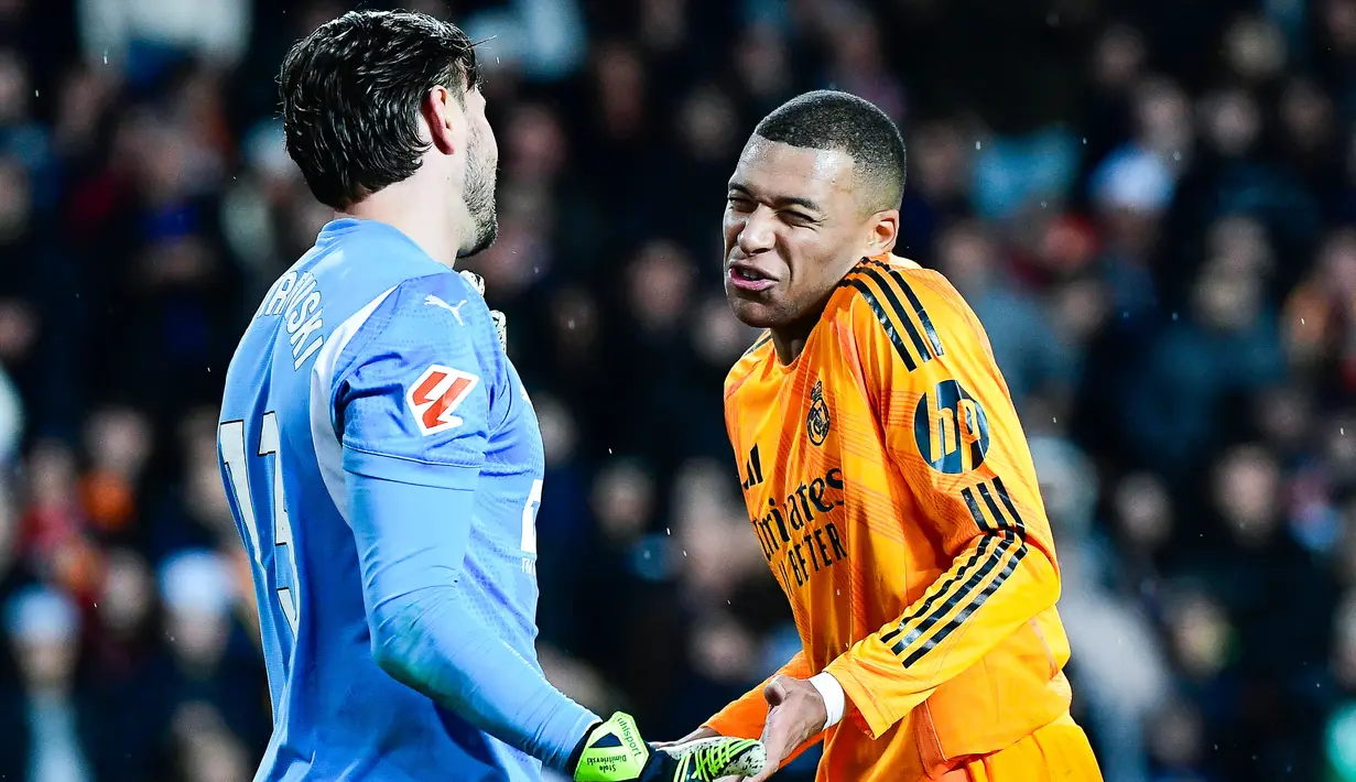 Mbappe berhasil mengoyak gawang Valencia setelah menerima umpan terobosan Bellingham. Namun sayang gol itu dianulir setelah dilakukan peninjauan VAR. Mbappe kedapatan berada dalam posisi offside, sehingga papan skor batal berubah. (AFP/Jose Jordan)