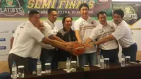 Fictor Rorieng (ketiga dari kanan) siap membawa Pelita Jaya juara IBL 2017