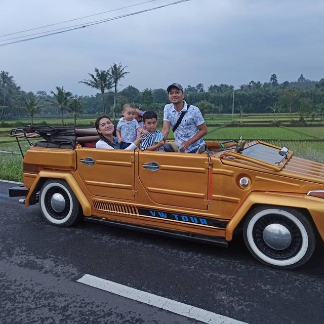 Momen Vicky Shu Liburan di Candi Prambanan dan Borobudur