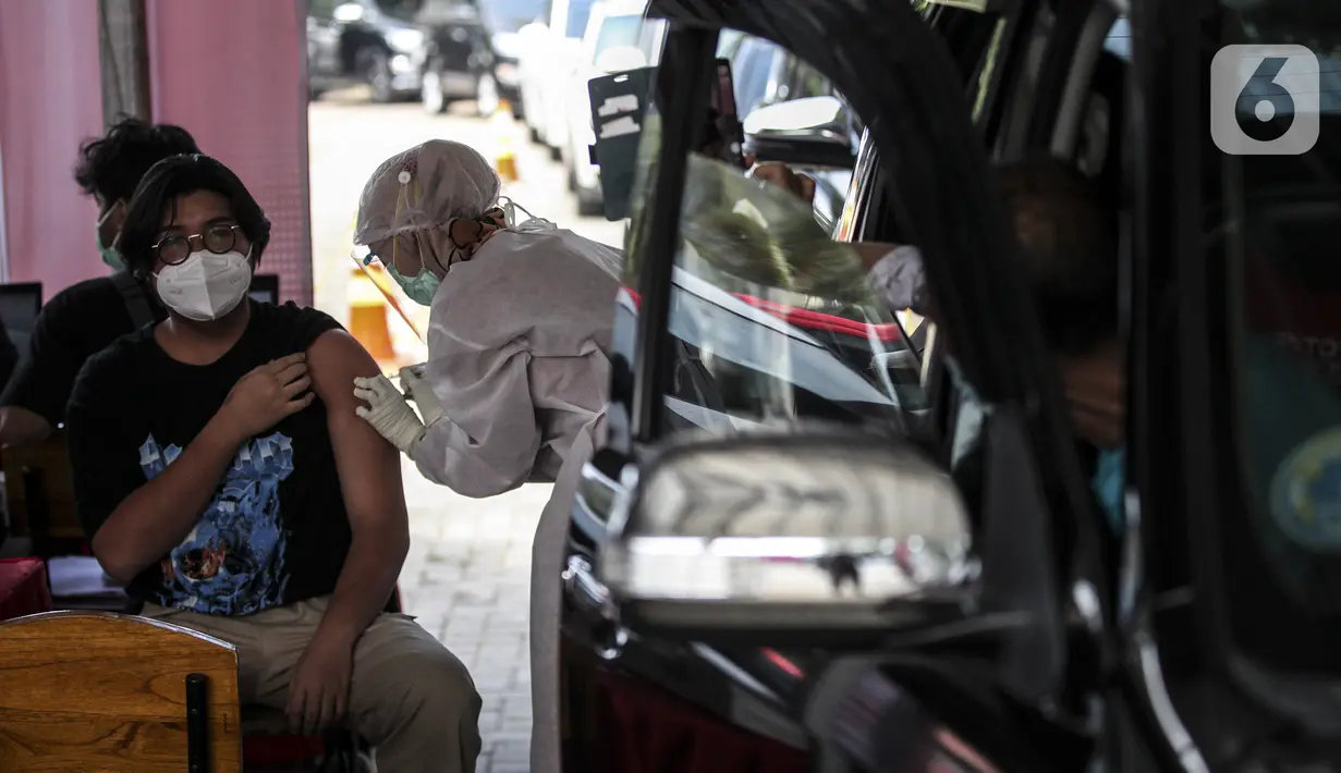 Warga menerima vaksinasi COVID-19 secara drive-thru di Jalan Duri Raya, Jakarta Barat, Kamis (8/7/2021). Yayasan Cinta anak Bangsa (YACB) Fondation menggelar vaksinasi COVID-19 secara drive-thru dengan menargetkan 800 hingga 1.000 warga ikut vaksinasi ini. (Liputan6.com/Johan Tallo)
