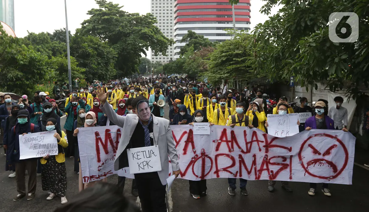 Mahasiswa yang tergabung dalam Aliansi BEM SI melakukan aksi unjuk rasa di kawasan Kuningan Persada sekitar Gedung Merah Putih KPK, Jakarta, Rabu (16/6/2021). Selain berunjuk rasa, para mahasiswa juga melakukan aksi teatrikal menolak pelemahan KPK melalui TWK. (Liputan6.com/Helmi Fithriansyah)