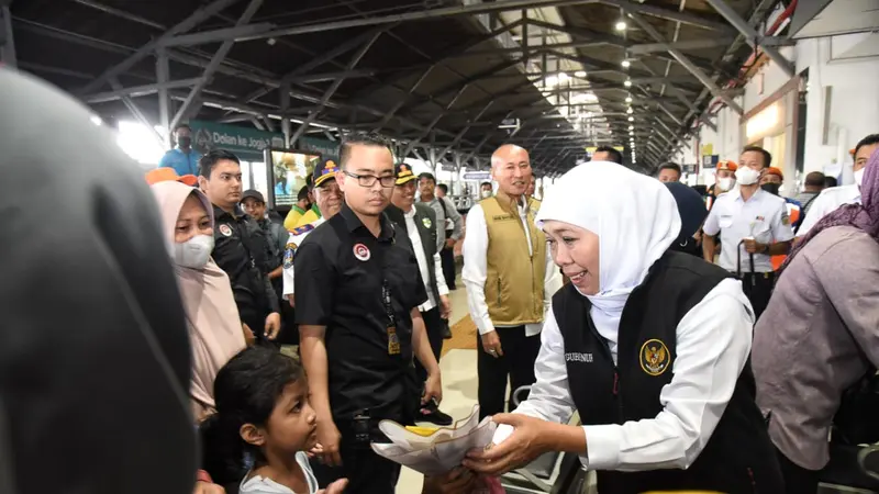 Khofifah saat meninjau arus balik di Stasiun Pasar Turi. (Istimewa)