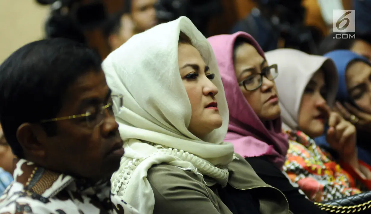 Deisti Astriani Tagor (kedua kiri) saat mengikuti sidang lanjutan dugaan korupsi e-KTP dengan terdakwa Setya Novanto di Pengadilan Tipikor, Jakarta, Kamis (11/1). Sidang beragendakan mendengar keterangan saksi. (Liputan6.com/Helmi Fithriansyah)