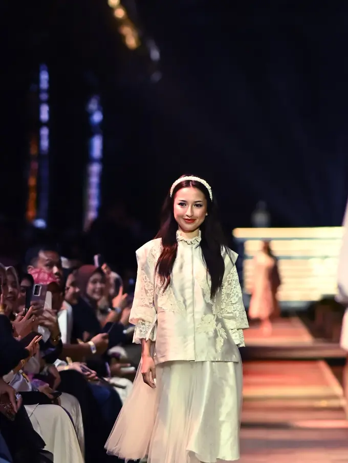 Jennifer Coppen Taklukan Candi Borobudur dengan Busana Serba Putih Satin, Tampilannya Diduplikasi Kamari
