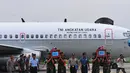 Beberapa petugas mengangkat dua jenazah korban pesawat AirAsia QZ8501 yang sudah berada dalam peti bernomor 001 dan 002 di Lanud TNI AL Juanda, Rabu (31/12/2014). (Liputan6.com/Johan Tallo)