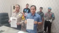 eorang pria berinisial D itu diringkus Polres Karawang lantaran membuat resah masyarakat dengan menyebar hoaks bakal  terjadi tsumai di Pantura. (Liputan6.com/ Abramena)