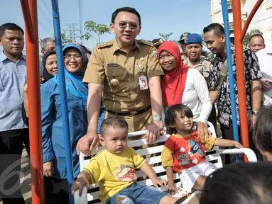 Gubernur DKI Basuki Tjahaja Purnama atau Ahok bermain dengan anak-anak usai meresmikan RPTRA Rusun Cipinang Besar Selatan, Jakarta, Selasa (23/8). Sebelumnya, sempat beredar isu penolakan warga terhadap kedatangan Ahok. (Liputan6.com/Yoppy Renato)