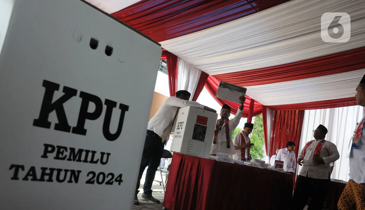 Di Area TPS juga disediakan kursi untuk antri pemilih, dan ada juga tempat duduk khusus kelompok prioritas, misalnya lansia dan difabel. (merdeka.com/Imam Buhori)