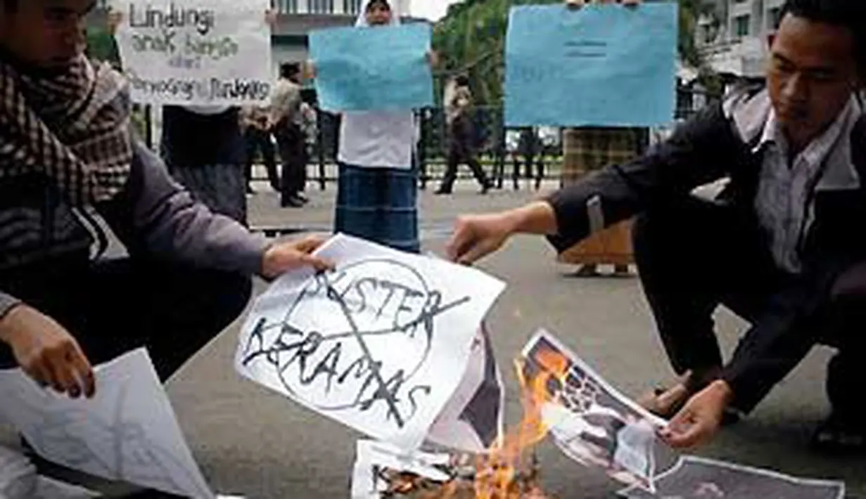 Dua orang pengunjuk rasa dari FSLDK membakar tulisan dan poster bintang film &quot;Suster Keramas&quot; Rin Sakuragi di depan Gedung Sate Bandung, Jabar, Jum'at (8/1). (Antara)