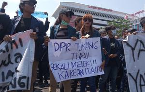Mahasiswa membawa poster dalam unjuk rasa di Kantor Gubernur Jawa Tengah, Jalan Pahlawan Semarang, Selasa (24/9/2019). Mahasiswa dari berbagai universitas meneriakkan kecaman terhadap DPR sebagai protes terhadap rencana pengesahan Rancangan KUHP dan sejumlah RUU lain. (Liputan6.com/Gholib)
