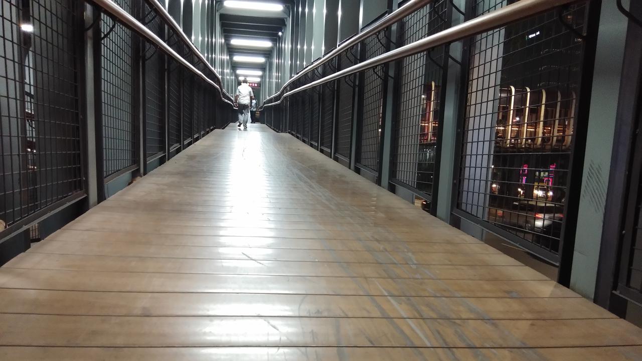 Goresan lantai JPO akibat skuter listrik