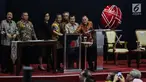 Wakil Presiden Jusuf Kalla bersama sejumlah menteri membuka perdagangan saham 2018 di Gedung Bursa Efek Indonesia, Jakarta, Selasa (2/1). Perdagangan bursa saham 2018 dibuka pada level 6.366 poin. (Liputan6.com/Faizal Fanani)