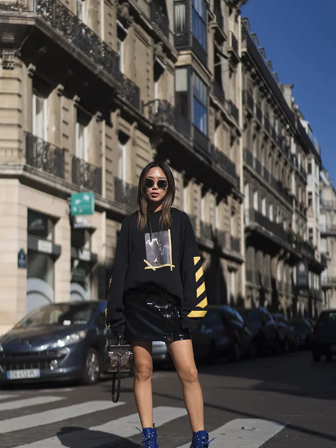 Untuk Outfit Malam Minggu, Ini 5 Tips Pakai Patent Leather Skirt