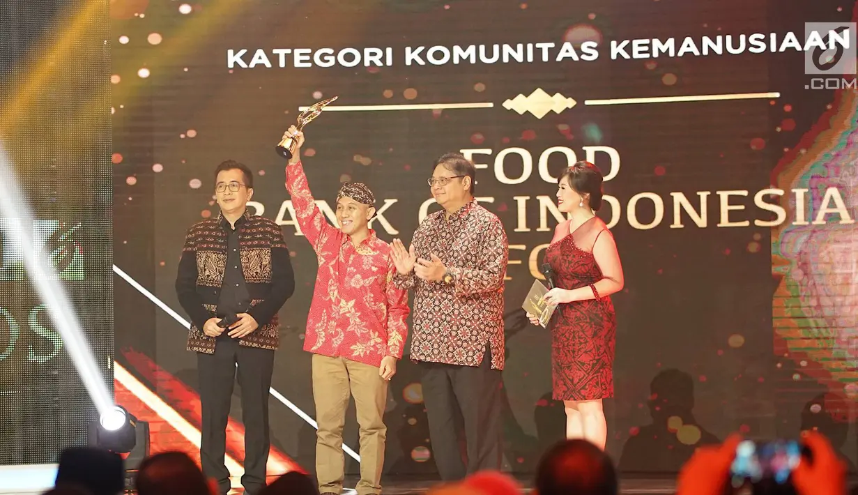 Founder Food Bank of Indonesia Hendro Utomo saat menerima penghargaan kategori Komunitas Kemanusiaan dalam ajang Liputan6 Awards di Jakarta, Sabtu (25/5/2019). (Liputan6.com/Immanuel Antonius)