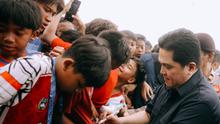 Menteri Pemuda dan Olahraga (Menpora) RI, Erick Thohir, saat menyapa anak-anak peserta kegiatan Youth Football Tournament Bali 7s 2026 yang berlangsung di Bali United Training Center, Jumat (3/4/2026). (Dok. Kemenpora)