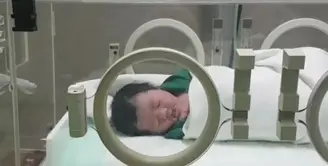 Kebahagiaan tengah dirasakan oleh Nycta Gina dan Rizki Kinos. Pasalnya, pasangan ini baru saja dikaruniai anak kedua. Presenter itu melahirkan pada Selasa (27/3). (Instagram/kinosnoski)