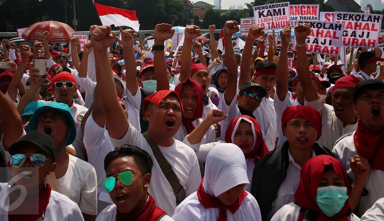 Ratusan massa dari Para perawat honorer Indonesia melakukan unjuk rasa di depan Gedung DPR, Jakarta, Kamis (16/3). Mereka turun ke jalan dan meninggalkan daerah mereka demi memperjuangkan hak status mereka. (Liputan6.com/Johan Tallo)