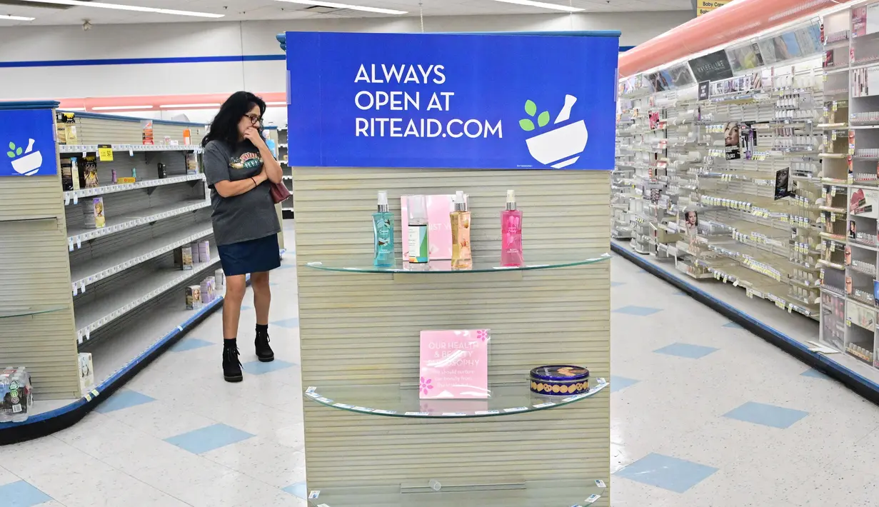 Rite Aid yang berawal dari sebuah toko barang bekas pada 1962, menjadi jaringan toko obat terbesar ketiga di AS dalam waktu kurang dari dua dekade yang memperkerjakan sekitar 45 ribu orang di lebih dari 2.000 toko ritel di 17 negara bagian. (Frederic J. BROWN / AFP)