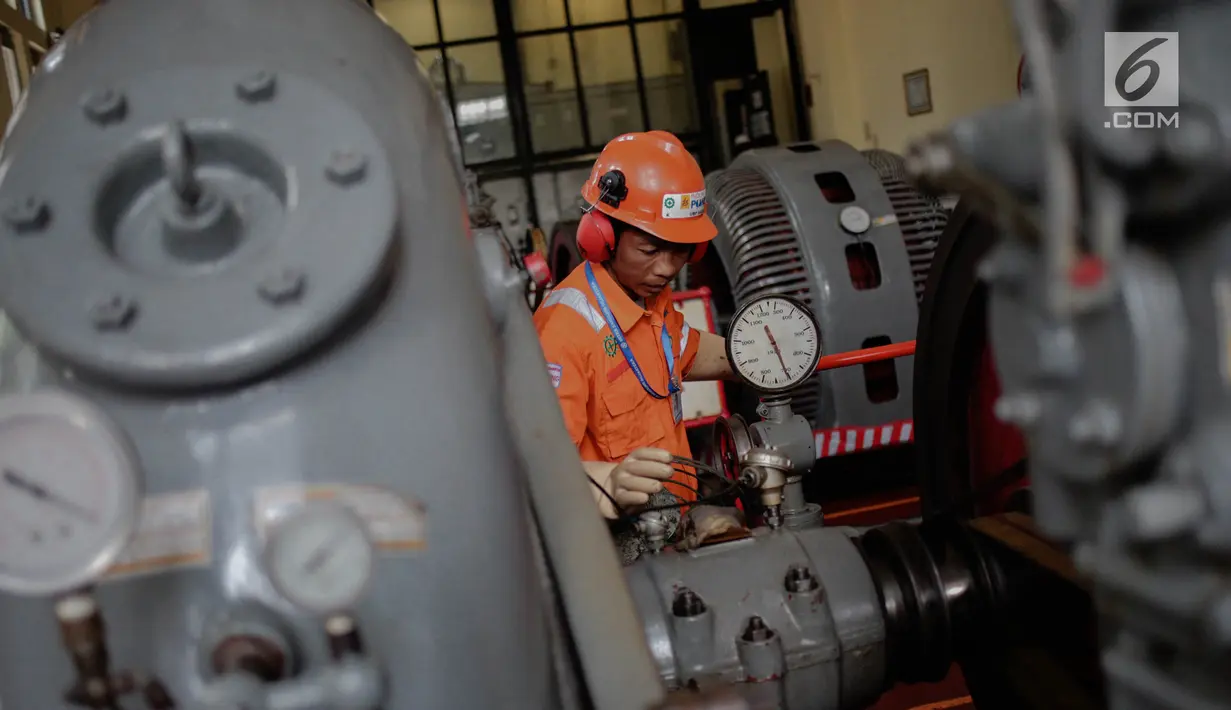 Aktivitas pekerja di Pembangkit Listrik Tenaga Air (PLTA) Bengkok, Bandung, Jawa Barat, Jumat (19/10). PLTA Bengkok memiliki tiga turbin. (Liputan6.com/Faizal Fanani)