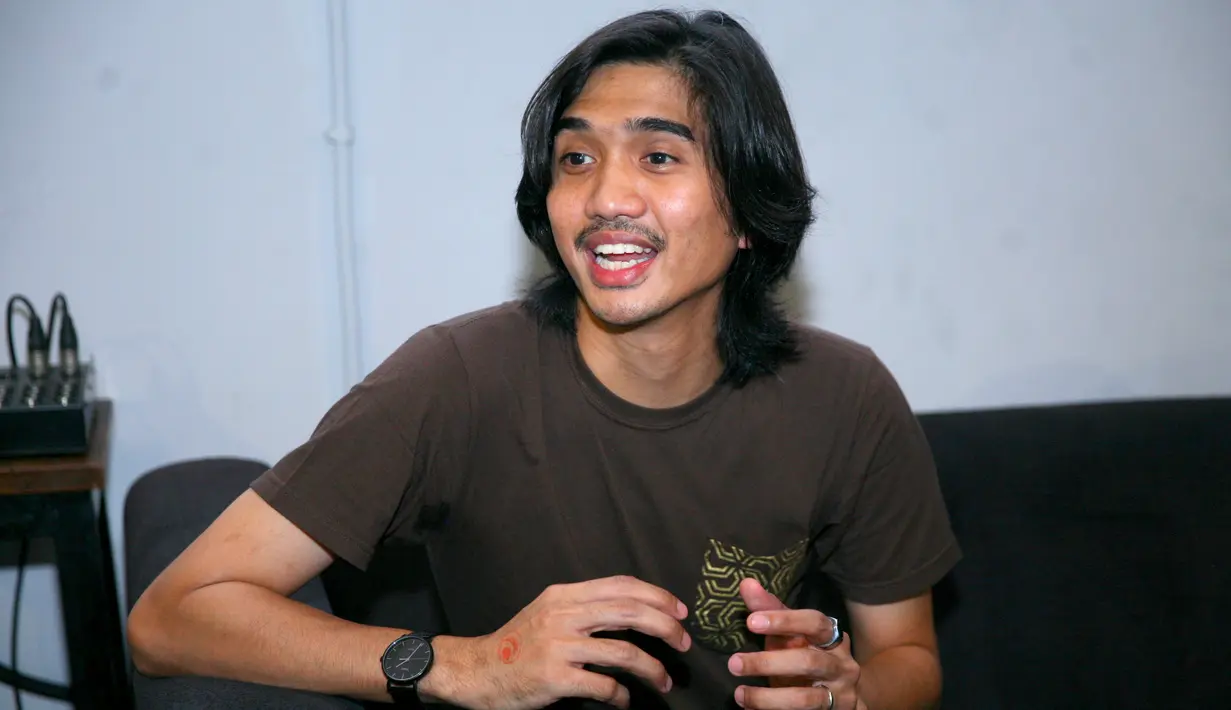 "Single ini dikerjakan sangat baik. Impact ketika disiarkan di radio pun baik banget. Di sini kemandirian Sheila on 7 dilihat," ucap Duta. (Nurwahyunan/Bintang.com)