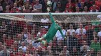 Kiper Manchester United, David de Gea, berusaha menepis bola saat melawan Cardiff pada laga Liga Inggris di Stadion Old Trafford, Manchester, Minggu (12/5). MU kalah 0-2 dari Cardiff. (AFP/Oli Scarff)