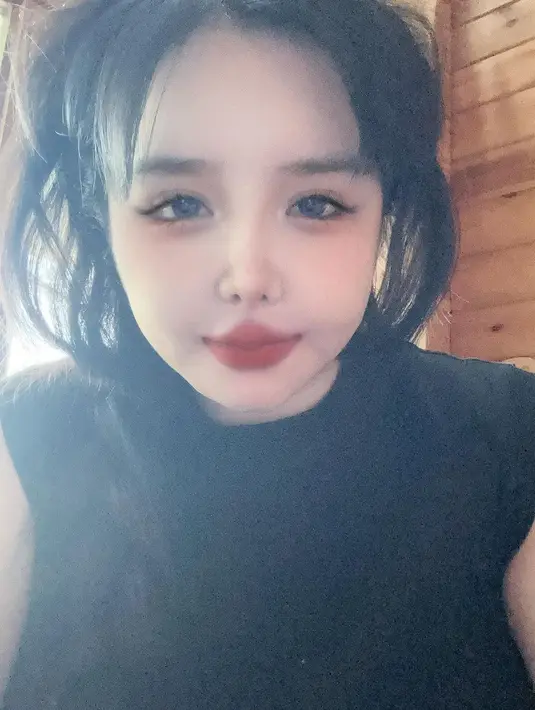 <p>Dalam unggahan sebelumnya, tepatnya sekitar tiga pekan yang lalu, Park Bom juga memperlihatkan foto selfie dengan riasan bibir yang unik. "Let's get old," ungkapnya. (Foto: Instagram/ newharoobompark)</p>
